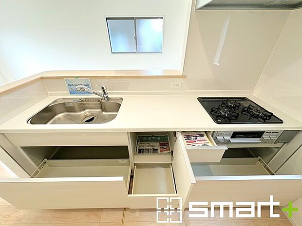 〜人気のカウンターキッチン〜 ・キッチンには余計な柱が無いので、リビングが見渡せ開放感のある造りとなっております。 ・蛇口には浄水器が内蔵されるなど機能面でも優れたキッチンです。 