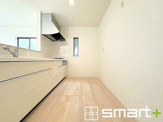 〜使い勝手の良いシステムキッチン〜 ・料理がしやすい設計のキッチンでお料理もはかどりますね。 ・もちろんキッチン下部は収納になっておりますので、フライパンなども収納可能です。 