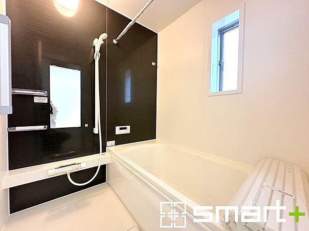 〜浴室乾燥機付きの浴室〜 ・浴室には乾燥機が付いているので雨の日でも洗濯物を干すことが可能です。 ・水はけの良い床材など機能面も充実。マイクロバルなどオプションもご相談くださいませ。 