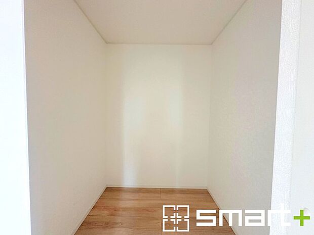 〜憧れのウォークインクローゼット〜 ・居室にウォークインを設ける事で季節ものや趣味の用具などもスッキリと収納可能です。 ・ぜひ現地でその便利さをご体感くださいませ。 