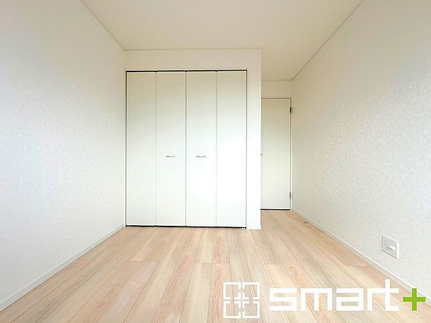 〜収納豊富な洋室〜 ・各居室に備え付けの収納をご用意。タンスなどを置く場合と比べ出っ張らないので部屋の中を有効のご活用いただけます。 ・収納の広さなどぜひ現地でご確認くださいませ。 