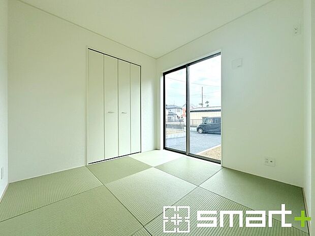 〜使い勝手の良い「和洋室」〜 ・畳敷きに建具は洋風、というハイブリッド型の「和洋室」。和室と洋室の良い所を組み合わせたお部屋です。 ・やはり畳の香りは心が落ち着きますね。 