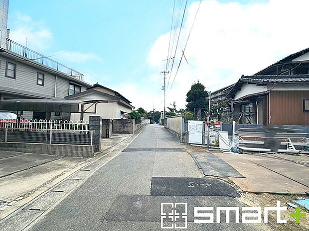 〜十分な広さのある前面道路〜 ・前面道路は約4ｍございますので、お車でのすれ違いも可能で余計なストレスがかかりません。 ・日々お車での移動が多い方には大切なポイントですね。 