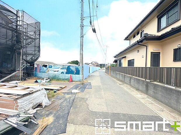 〜十分な広さのある前面道路〜 ・前面道路は約4mございますので、お車でのすれ違いも可能で余計なストレスがかかりません。 ・日々お車での移動が多い方には大切なポイントですね。