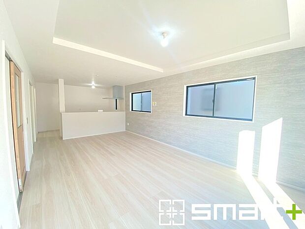 〜折り上げ天井のあるＬＤＫ〜 ・一部天井を高くする折り上げ天井を配する事で縦への空間が生まれ、開放感のある広々とした仕様に。 ・ぜひ現地でその魅力をご体感くださいませ。  