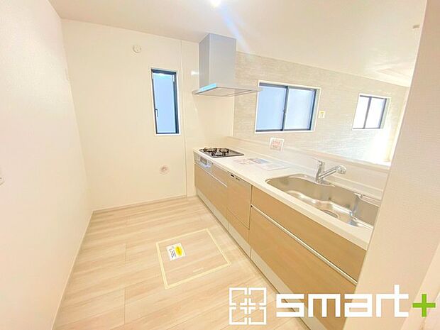 〜人気のカウンターキッチン〜 ・キッチンには余計な柱が無いので、リビングが見渡せ開放感のある造りとなっております。 ・蛇口には浄水器が内蔵されるなど機能面でも優れたキッチンです。 