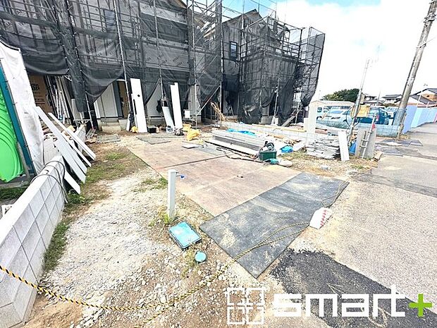 〜閑静な住宅街の立地〜 ・周辺は閑静な住宅街となっておりますので、静かな暮らしをご実現いただけます。 ・前面道路の交通量も多くないので、小さなお子様がいるご家庭でもご安心ですね。 