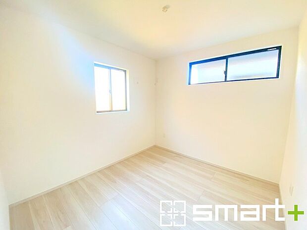 〜2面採光の明るいお部屋〜 ・洋室は2面採光とする事で穏やかな陽の入る明るい空間となっております。 ・くつろぎのプライベート時間を明るい空間で穏やかにお過ごしいただけます。 