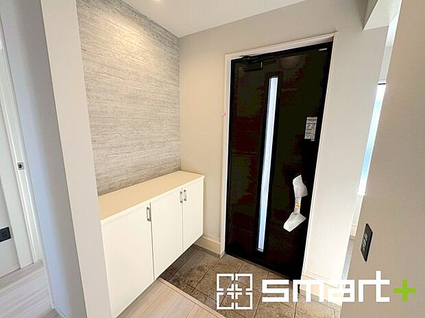 ~穏やかな陽が入る玄関~ ・窓に加えて玄関ドアのガラス部分からも穏やかな陽が入り、明るい玄関になります。 ・備え付けのシューズボックスはたっぷりしまえて玄関がスッキリ片付きますね。