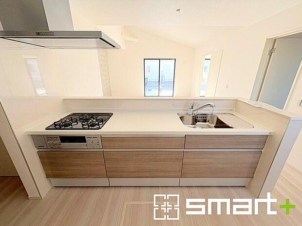 ~人気のカウンターキッチン~ ・キッチンには余計な柱が無いので、リビングが見渡せ開放感のある造りとなっております。 ・蛇口には浄水器が内蔵されるなど機能面でも優れたキッチンです。