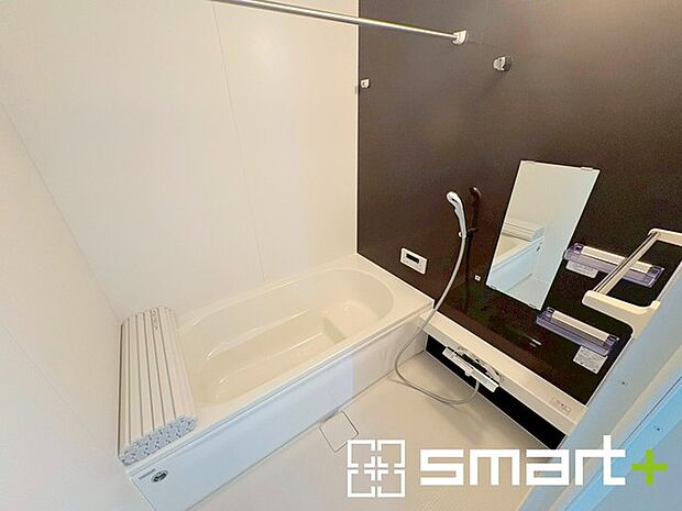 ~浴室乾燥機付きの浴室~ ・浴室には乾燥機が付いているので雨の日でも洗濯物を干すことが可能です。 ・水はけの良い床材など機能面も充実。マイクロバルなどオプションもご相談くださいませ。