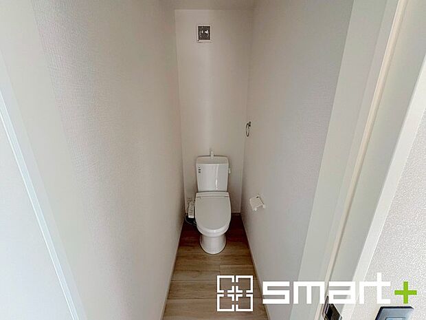 ~やはり便利なタンク式トイレ~ ・最近はタンクレストイレもございますが、タンク式の場合は停電時もお水を流すことが可能。 ・故障時なども比較的費用が安くなるなど、メリットが多くなります。