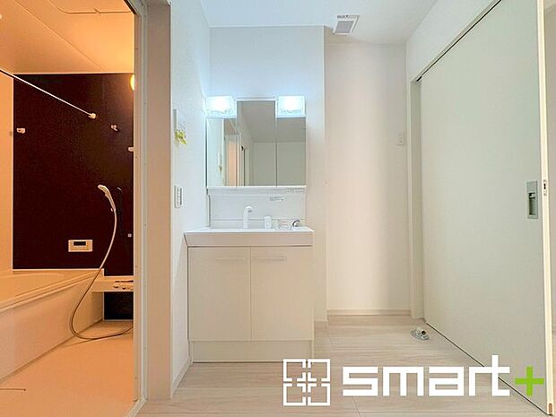 ~人気の三面鏡を採用~ ・洗面台は三面鏡仕様なので鏡の角度を変える事で頭の後ろの方までご確認可能です。 ・鏡の裏が収納になっておりますので、洗面台周りもスッキリと片付きます。