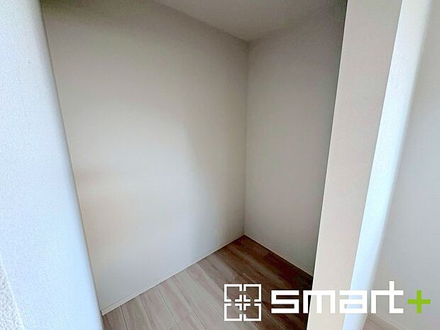 ~憧れのウォークインクローゼット~ ・居室にウォークインを設ける事で季節ものや趣味の用具などもスッキリと収納可能です。 ・ぜひ現地でその便利さをご体感くださいませ。