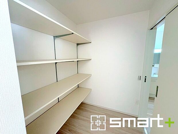 ~あると嬉しいパントリー~ ・キッチン横にはパントリー付。便利な可動棚付きで食材や台所用品のストックもたくさん出来ます。 ・散らかりがちなキッチン周りがスッキリ片付いて毎日の家事も快適。