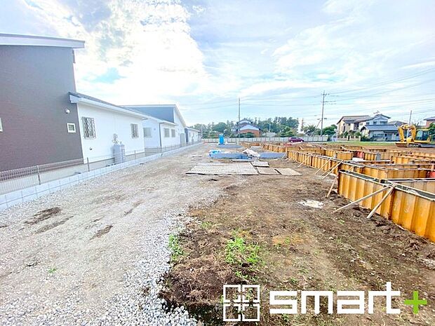 〜閑静な住宅街の立地〜 ・周辺は閑静な住宅街となっておりますので、静かな暮らしをご実現いただけます。 ・前面道路の交通量も多くないので、小さなお子様がいるご家庭でもご安心ですね。 