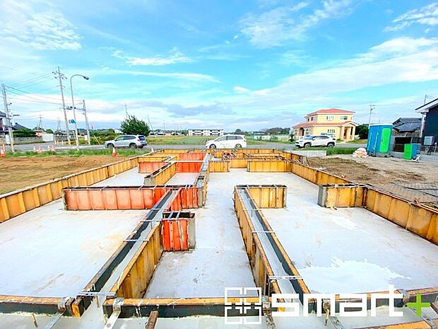 〜ベタ基礎でしっかりとした土台〜 ・コンクリートの中に鉄筋を配し強度を高めた「ベタ基礎」を採用。 ・しっかりとした土台を造ったうえで、その上に建物が築造されていきます。