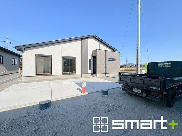 ~ゆとりあるカースペース~ ・セカンドカーや来客時にも困らないカースペース3台分は並列駐車可能でお車の出し入れもラクラク。 ・カーポートなどのオプションもお気軽にご相談くださいませ。