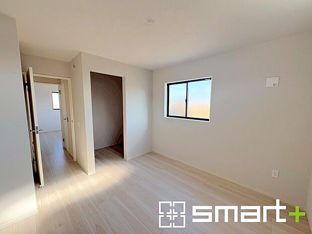 ~WIC付きの洋室~ ・8帖とゆとりある広さなので、ご夫婦やご兄弟でもゆったりとお過ごしいただけます。 ・ウォークインクローゼット付で整理整頓しやすく、お部屋も広々使えます。