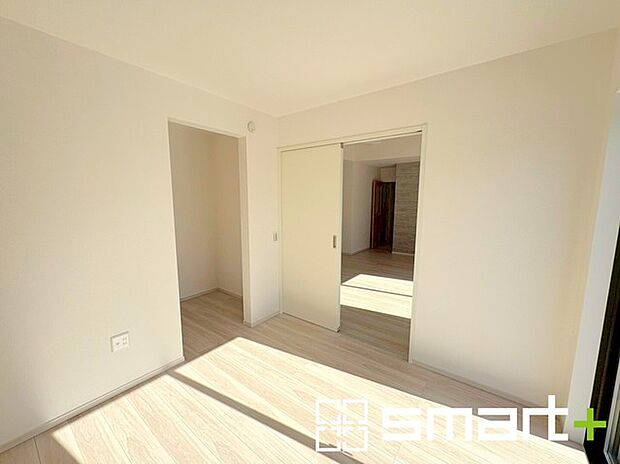 ~日当たり良好の明るい洋室~ ・穏やかな陽だまりに包まれる居心地の良い洋室。明るい空間で穏やかにお過ごしいただけます。 ・ウォークインクローゼット付で整理整頓しやすく、お部屋も広々使えます。