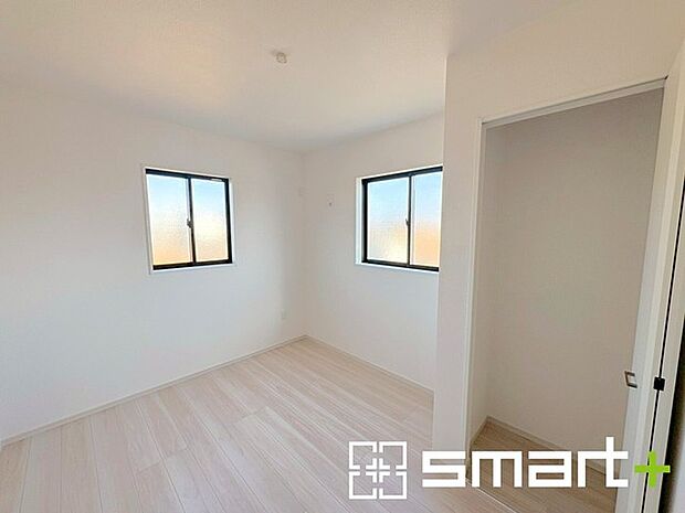 ~2面採光の明るいお部屋~ ・洋室は2面採光とする事で穏やかな陽の入る明るい空間となっております。 ・くつろぎのプライベート時間を明るい空間で穏やかにお過ごしいただけます。