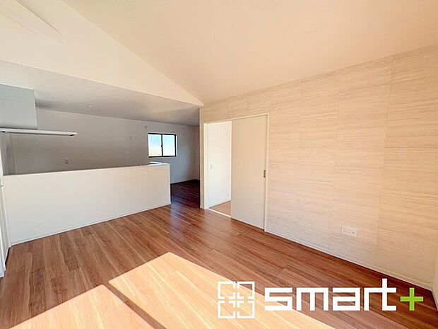 ~窓からはたっぷりの陽光~ ・穏やかな陽だまりに包まれる居心地の良いLDKは、ご家族が自然と集まる憩いのスペースに。 ・お料理を運ぶのにも、食器の後片付けもラクラクなカウンターキッチン。