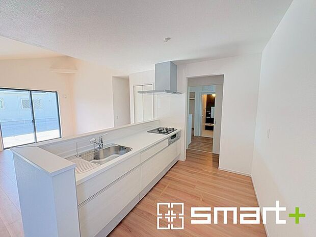 〜人気のカウンターキッチン〜 ・キッチンには余計な柱が無いので、リビングが見渡せ開放感のある造りとなっております。 ・蛇口には浄水器が内蔵されるなど機能面でも優れたキッチンです。