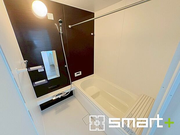 〜浴室乾燥機付きの浴室〜 ・浴室には乾燥機が付いているので雨の日でも洗濯物を干すことが可能です。 ・水はけの良い床材など機能面も充実。マイクロバルなどオプションもご相談くださいませ。 