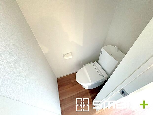 ~やはり便利なタンク式トイレ~ ・最近はタンクレストイレもございますが、タンク式の場合は停電時もお水を流すことが可能。 ・故障時なども比較的費用が安くなるなど、メリットが多くなります。