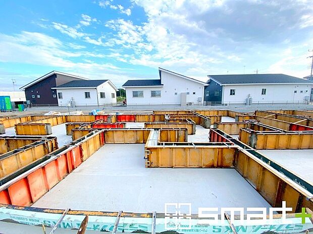 〜ベタ基礎でしっかりとした土台〜 ・コンクリートの中に鉄筋を配し強度を高めた「ベタ基礎」を採用。 ・しっかりとした土台を造ったうえで、その上に建物が築造されていきます。