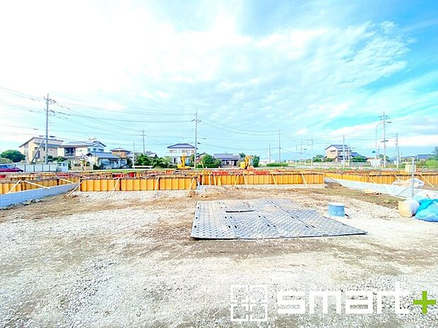〜閑静な住宅街の立地〜 ・周辺は閑静な住宅街となっておりますので、静かな暮らしをご実現いただけます。 ・前面道路の交通量も多くないので、小さなお子様がいるご家庭でもご安心ですね。