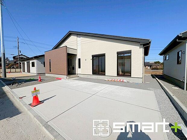 〜ゆとりあるカースペース〜 ・セカンドカーや来客時にも困らないカースペース3台分は並列駐車可能でお車の出し入れもラクラク。 ・カーポートなどのオプションもお気軽にご相談くださいませ。