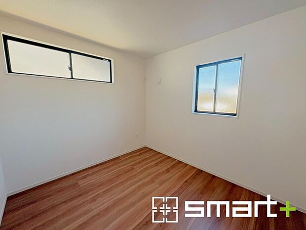 ~2面採光の明るいお部屋~ ・洋室は2面採光とする事で穏やかな陽の入る明るい空間となっております。 ・くつろぎのプライベート時間を明るい空間で穏やかにお過ごしいただけます。