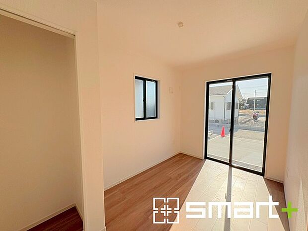 〜明るく暖かな光が差し込む洋室〜 ・窓からたっぷりの光が舞い込み、お部屋全体を優しく包み込んでくれます。 ・たっぷりの収納スペース付きでお子様のお部屋にもぴったりです。