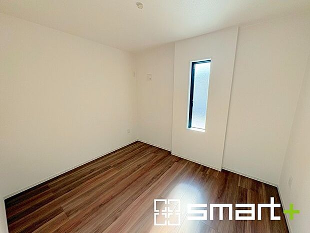 〜収納豊富な洋室〜 ・各居室に備え付けの収納をご用意。タンスなどを置く場合と比べ出っ張らないので部屋の中を有効のご活用いただけます。 ・収納の広さなどぜひ現地でご確認くださいませ。