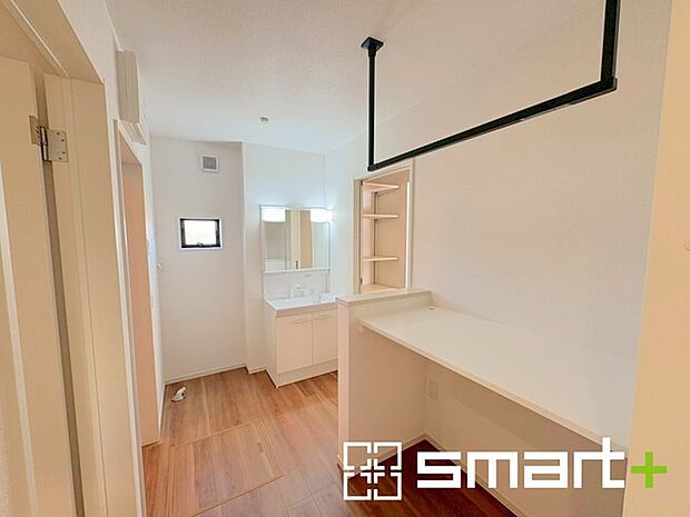 ~余裕のある広さの洗面スペース~ ・家事にも便利なユーティリティスペースは重宝しますね。 ・雨の日のお洗濯にも困らない室内物干し付きです。