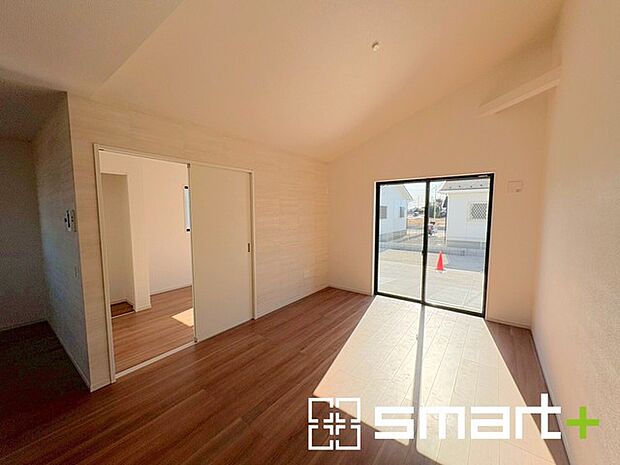 ~穏やかな陽の入るLDK~ ・大きな窓のあるLDKは陽当りも良好で明るい空間となっております。 ・ご家族団らんなど過ごす時間の多いLDKが明るいのは嬉しいポイントですね。