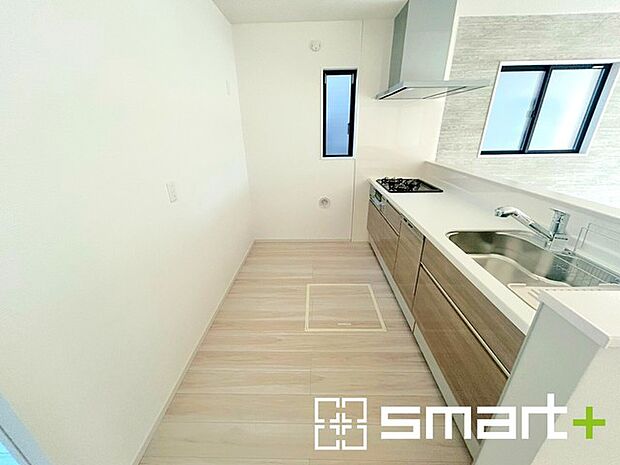 〜人気のカウンターキッチン〜 ・キッチンには余計な柱が無いので、リビングが見渡せ開放感のある造りとなっております。 ・蛇口には浄水器が内蔵されるなど機能面でも優れたキッチンです。 