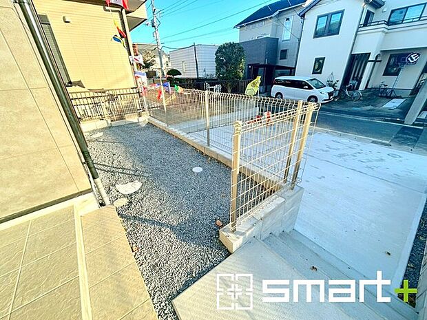 〜お庭もある余裕の敷地〜 ・広々した敷地にはお庭もご用意。お庭があるだけで余裕を感じますね。 ・防草シートや人工芝の敷設などのオプションもお気軽にご相談くださいませ。 