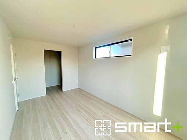 〜バルコニーに面した洋室〜 ・バルコニー側の大きな窓から穏やかな陽が差し込む明るい洋室はウォークインクローゼット付。 ・ゆとりある広さでご夫婦やご兄弟でもゆったりお過ごしいただけます。 