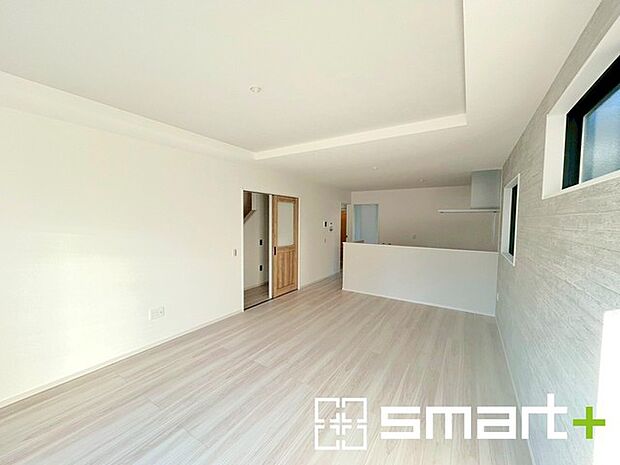 〜穏やかな陽の入るＬＤＫ〜 ・穏やかな陽だまりに包まれる居心地の良いＬＤＫは、ご家族が自然と集まる憩いのスペースに。 ・料理と洗濯、片付けなど並行して家事を進める時に便利な回遊動線。 