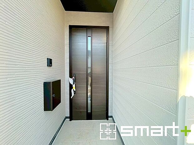 〜デザイン性に優れた玄関〜 ・モダンなデザインの玄関ドアを採用する事でお住まいの「顔」の印象が大きく変わります。 ・毎日帰宅した際に嬉しくなる仕様です。 