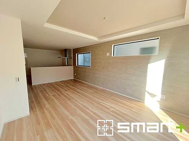 〜折り上げ天井のあるＬＤＫ〜 ・一部天井を高くする折り上げ天井を配する事で縦への空間が生まれ、開放感のある広々とした仕様に。 ・ぜひ現地でその魅力をご体感くださいませ。 