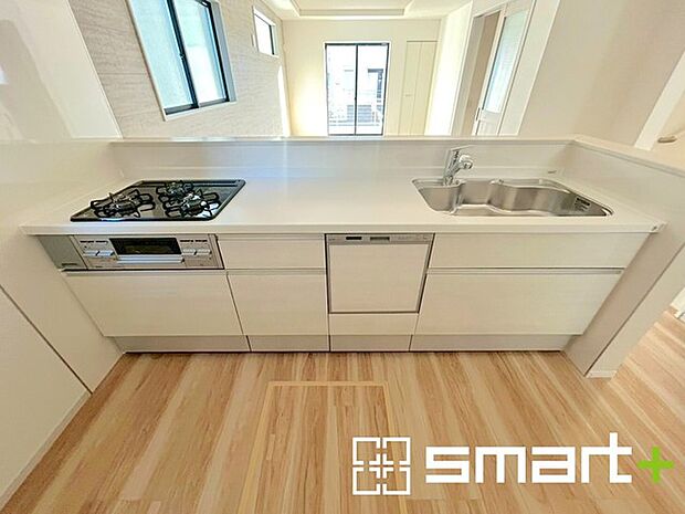 〜食器洗浄機を標準装備〜 ・キッチンにはビルトインタイプの食器洗浄機を標準装備。 ・家事にかける時間を削減でき、「自分時間」を増やすことができる嬉しいアイテムです。 