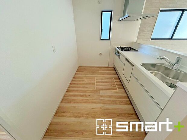 〜人気のカウンターキッチン〜 ・キッチンには余計な柱が無いので、リビングが見渡せ開放感のある造りとなっております。 ・蛇口には浄水器が内蔵されるなど機能面でも優れたキッチンです。 