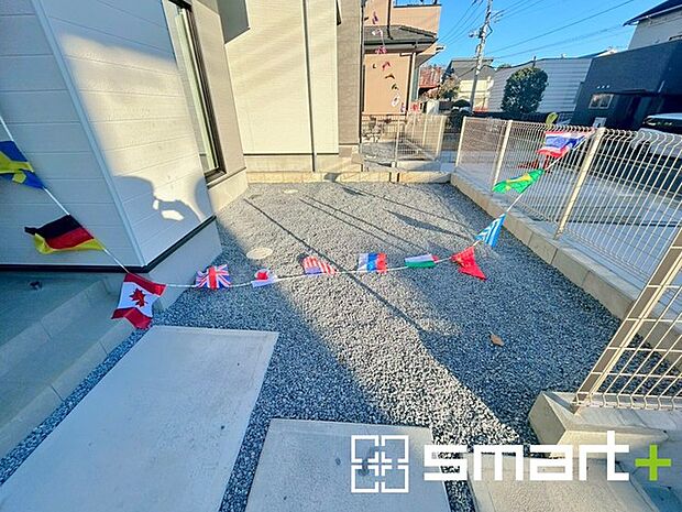 〜お庭もある余裕の敷地〜 ・広々した敷地にはお庭もご用意。お庭があるだけで余裕を感じますね。 ・防草シートや人工芝の敷設などのオプションもお気軽にご相談くださいませ。 