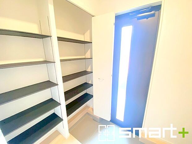 〜穏やかな陽が入る玄関〜 ・玄関ドアにガラス部分を設ける事で穏やかな陽の入る玄関になります。 ・備え付けのシューズボックスはたっぷりしまえて玄関がスッキリ片付きますね。