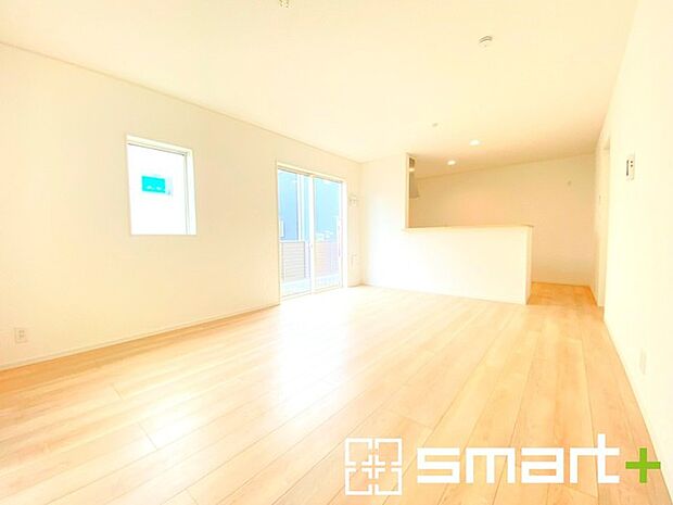 〜穏やかな陽の入るＬＤＫ〜 ・大きな窓のあるＬＤＫは陽当りも良好で明るい空間となっております。 ・ご家族団らんなど過ごす時間の多いＬＤＫが明るいのは嬉しいポイントですね。