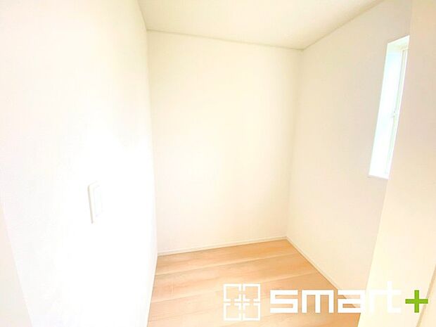 〜広々した「納戸」をご用意〜 ・本来の用途である収納としてはもちろん、テレワークスペースとしてもご利用可能な納戸をご用意。 ・広さの感覚など、ぜひ現地でご体感くださいませ。 