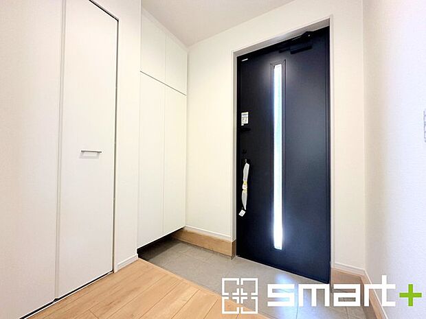 〜十分な容量のシューズボックス〜 ・備え付けのシューズボックスは充分な容量を確保。 ・より大型のものへのご変更などご希望の方もお気軽にご相談くださいませ。